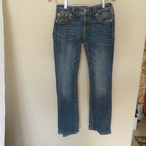 MISS ME SIGNATURE BOOT CUT BLUE JEANS